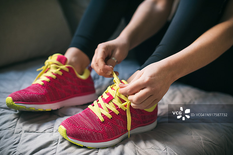 准备训练的年轻女人图片素材