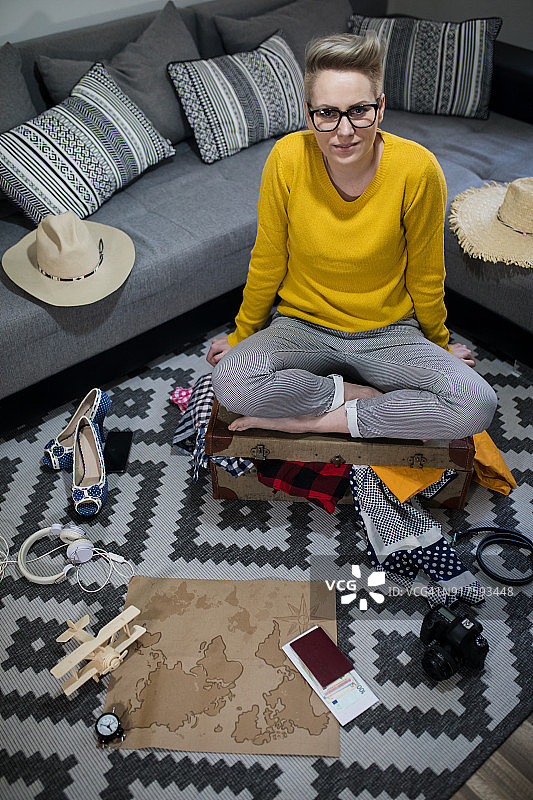 在家准备旅行箱图片素材