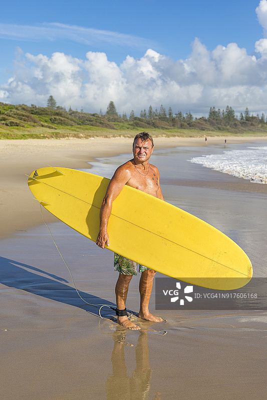 男子准备在海滩冲浪图片素材
