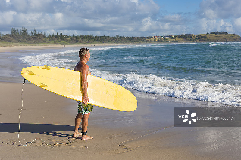 男子准备在海滩冲浪图片素材