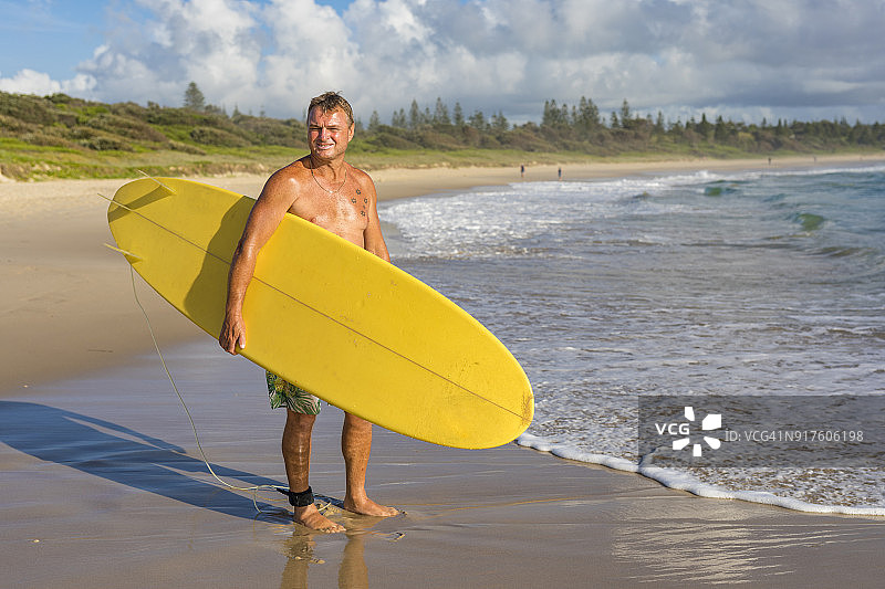 男子准备在海滩冲浪图片素材