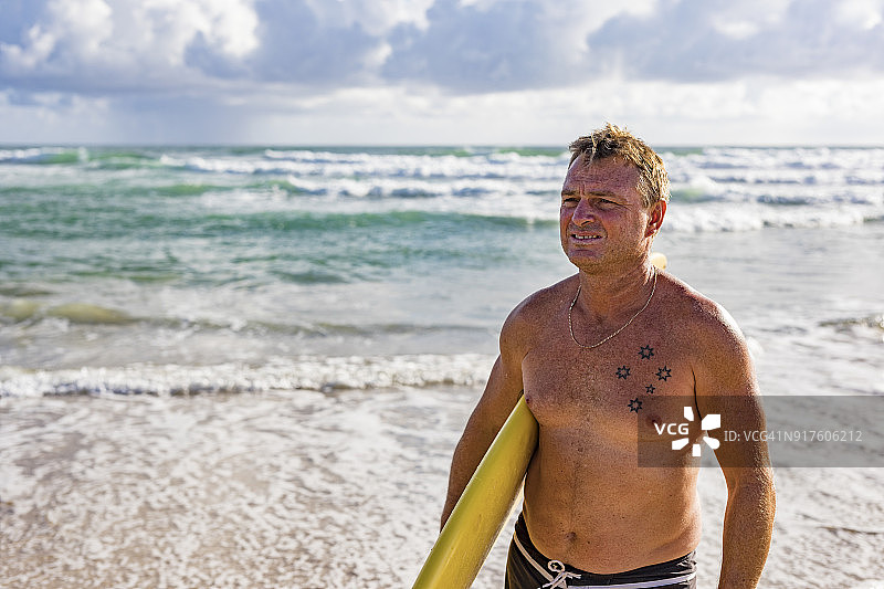 男子准备在海滩冲浪图片素材
