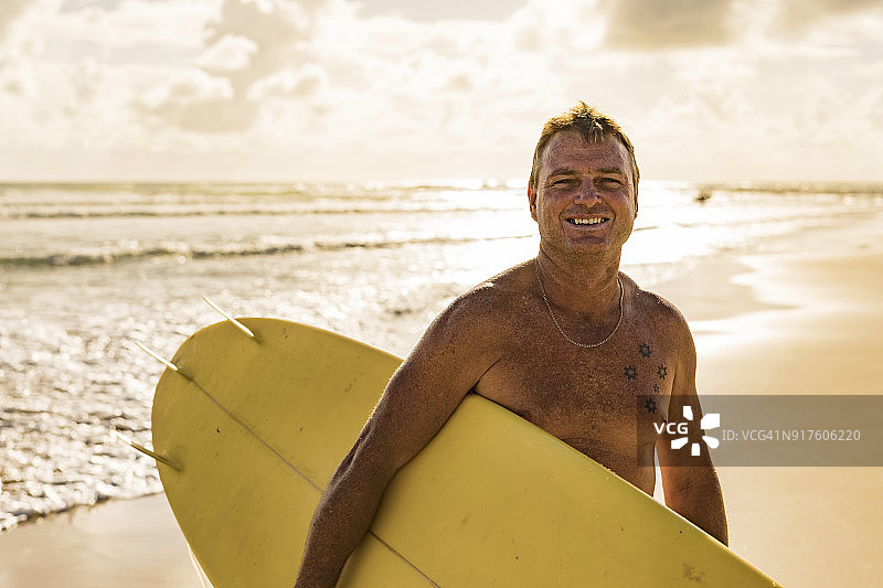 男子准备在海滩冲浪图片素材