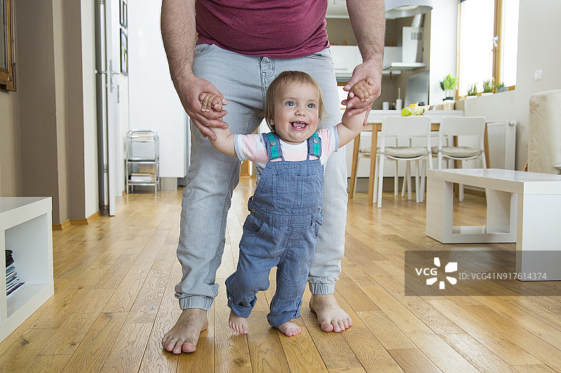 男婴迈出第一步图片素材