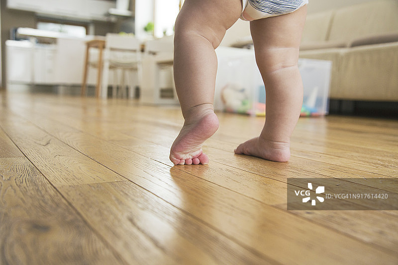 男婴迈出第一步图片素材