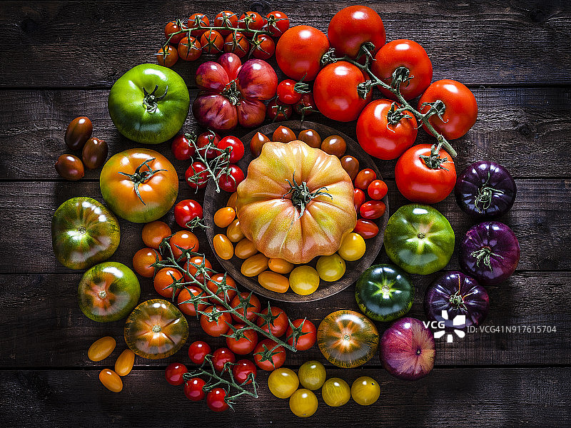 乡村木桌上的番茄品种图片素材