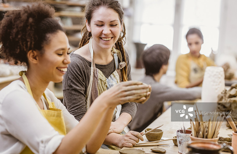 一小群人在艺术工作室里做陶器图片素材