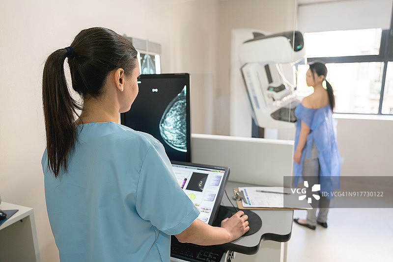 护士为成年患者进行乳房X光检查图片素材