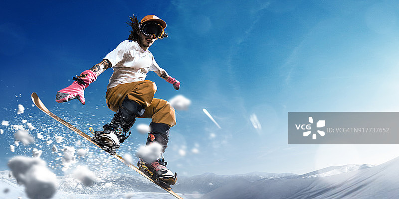 男性极限自由式单板滑雪跳跃图片素材