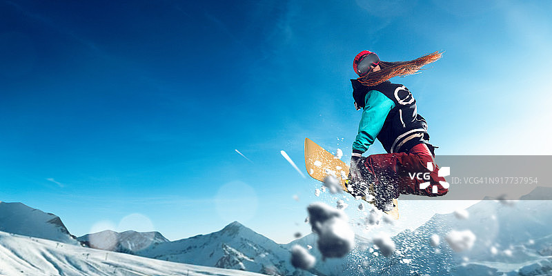 女子极限自由式单板滑雪跳跃图片素材