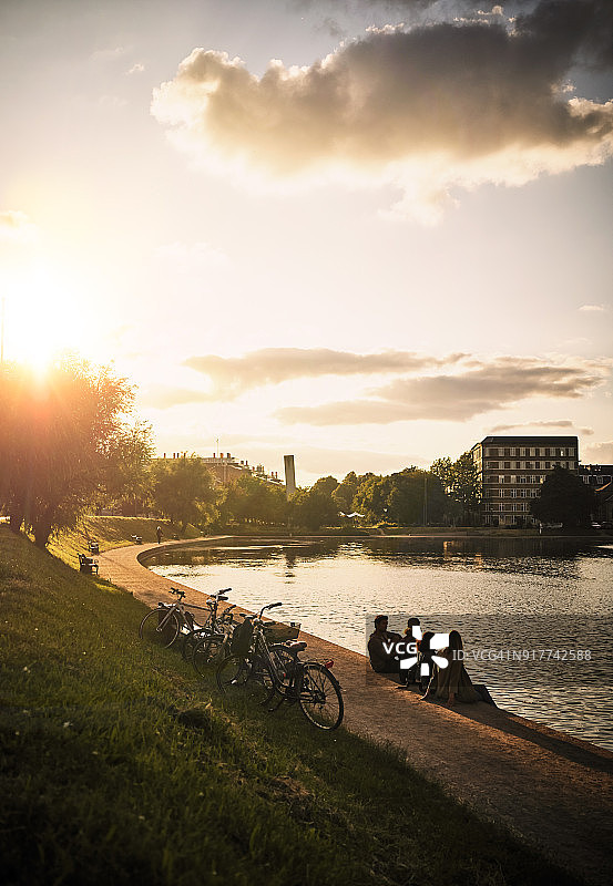 与朋友们欣赏美景图片素材