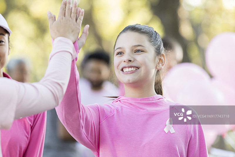 女孩与参加治疗竞赛的同伴击掌图片素材
