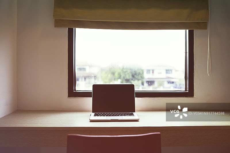 放置在桌子上的笔记本电脑图片素材