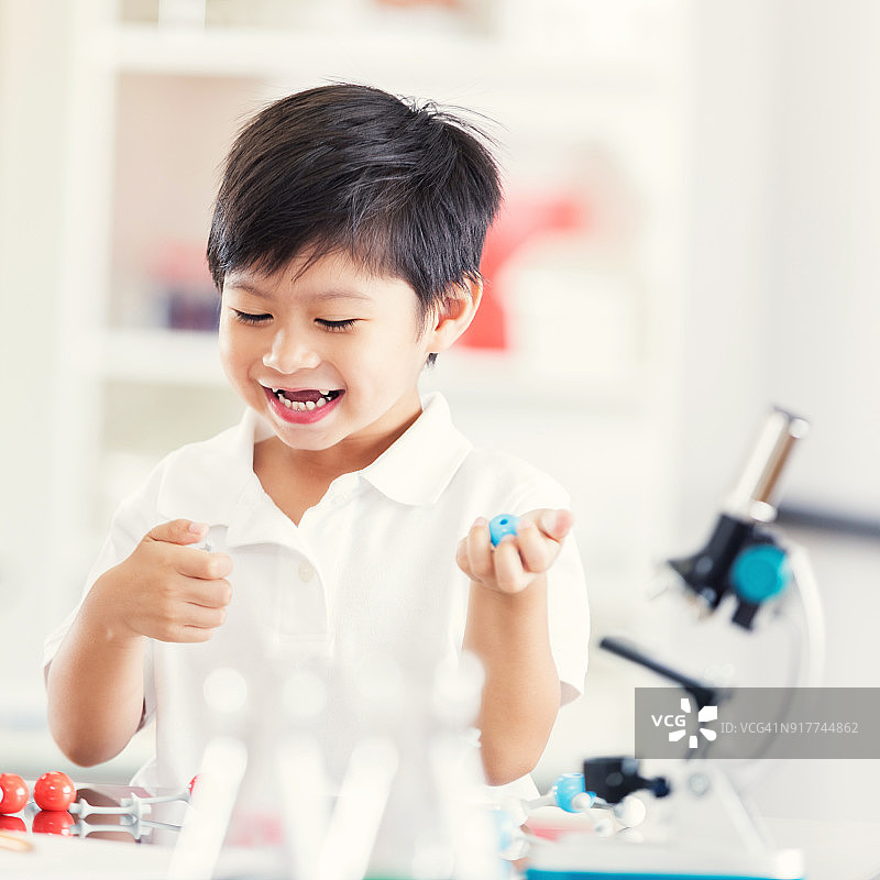 兴奋的年轻男孩喜欢科学课图片素材