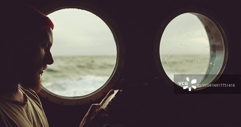 在帆船船舱里的男人图片素材