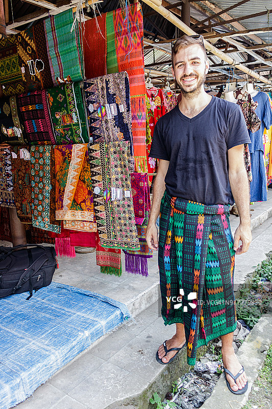 穿着纱笼的游客图片素材