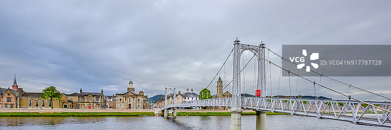 因弗内斯市尼斯河上的格雷格街桥（苏格兰高地）图片素材