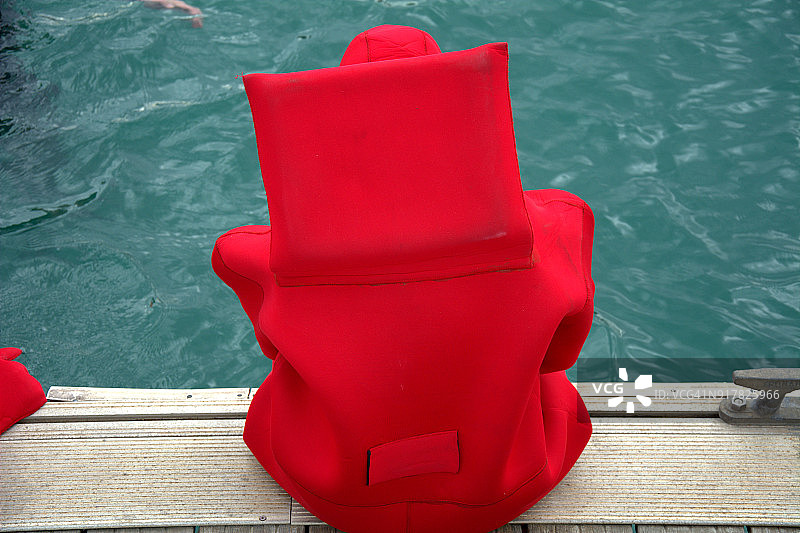 船舶遇难紧急救生服图片素材