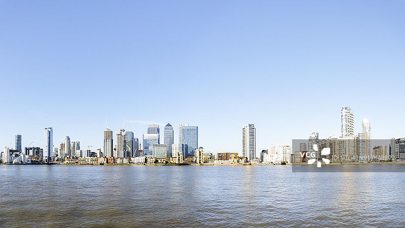 泰晤士河对岸的金丝雀码头和城市天际线全景图片素材