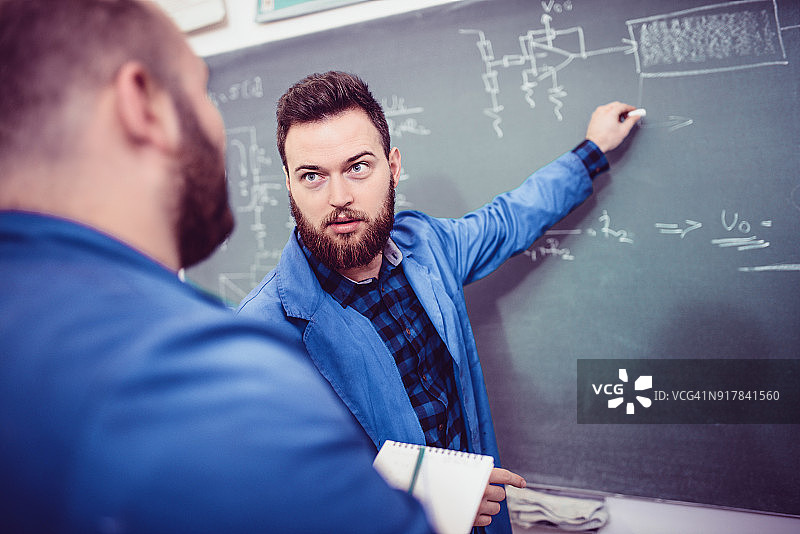 两位工程师在办公室讨论问题图片素材