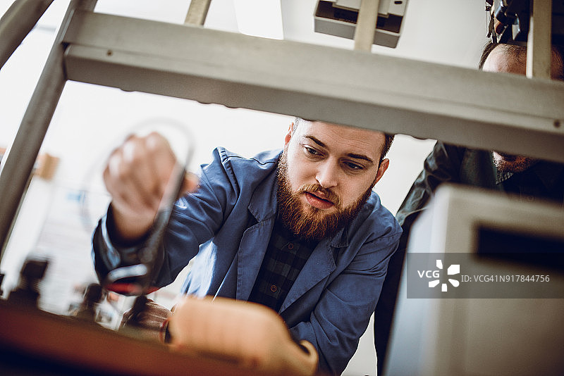年轻学生在教授面前进行考试测量图片素材
