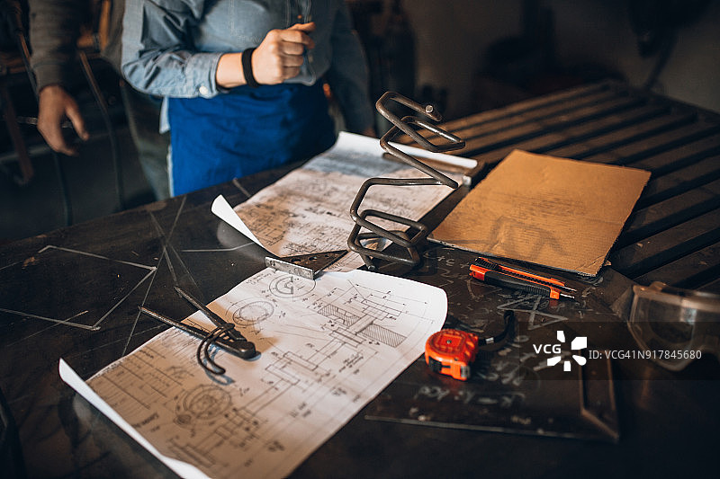 女技工为工作项目绘制草图图片素材