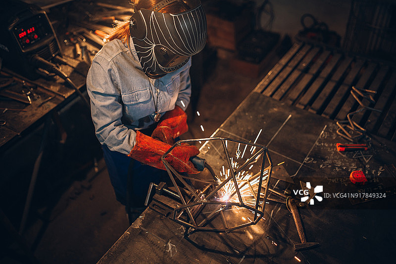 女人使用焊接机图片素材