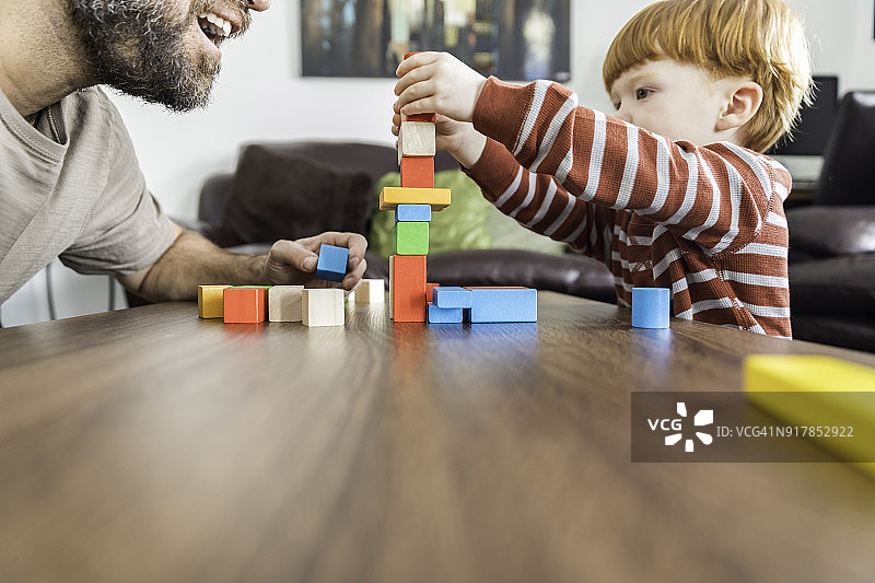 父亲和男婴玩彩色积木图片素材