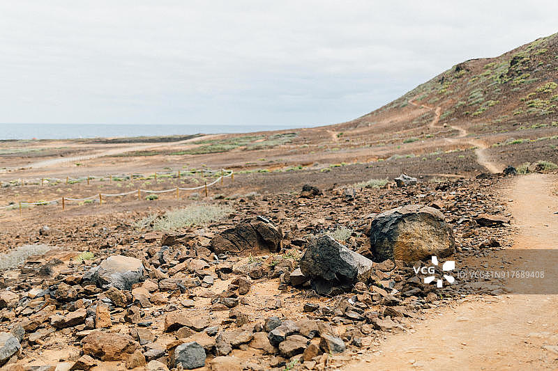 干旱景观中的泥路和小路图片素材