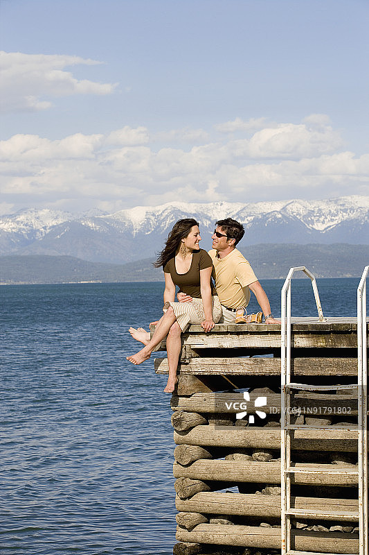 情侣坐在码头上图片素材