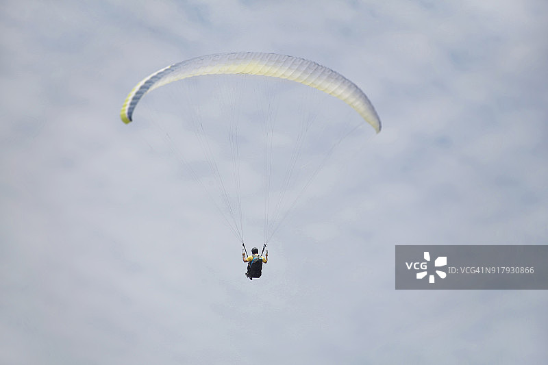 男人玩悬挂滑翔图片素材