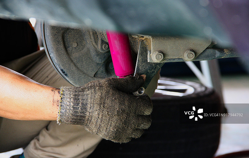 修理工更换新的减震器图片素材