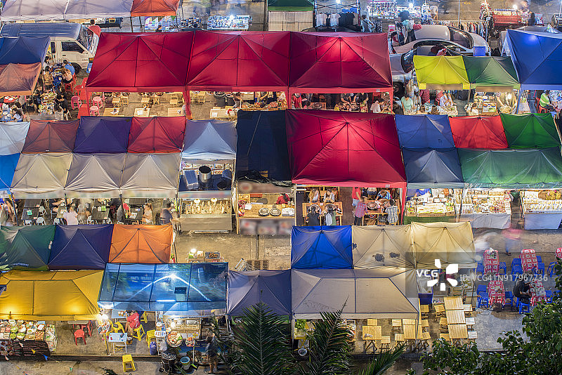 夜市高处俯瞰建筑、彩色帐篷零售店和灯光照片图片素材