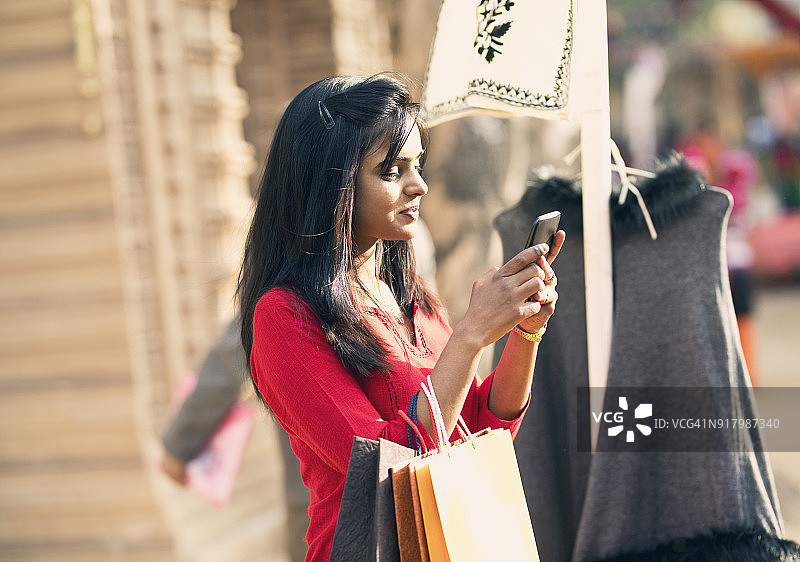 用手机发短信的女人图片素材