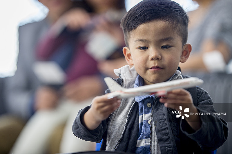 男孩炫耀他的飞机图片素材