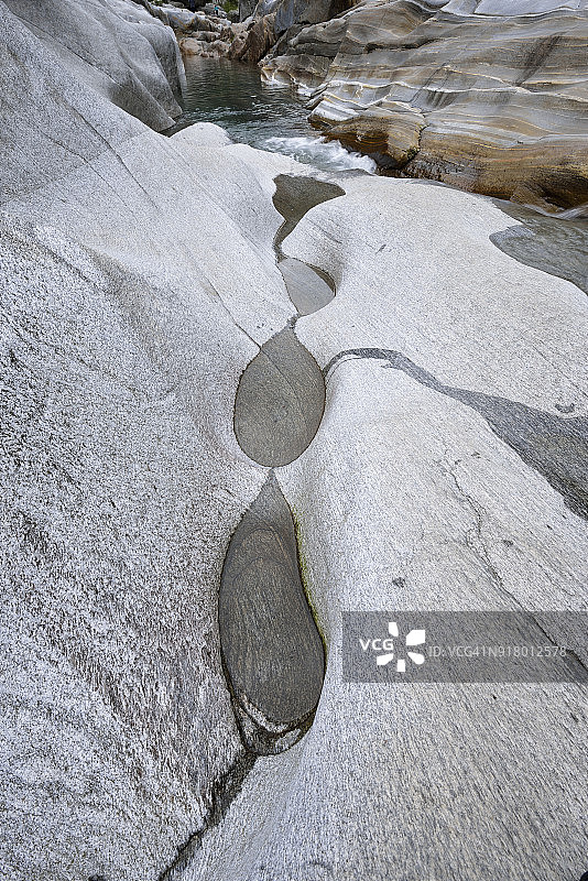 韦尔扎斯卡河的岩层和水图片素材