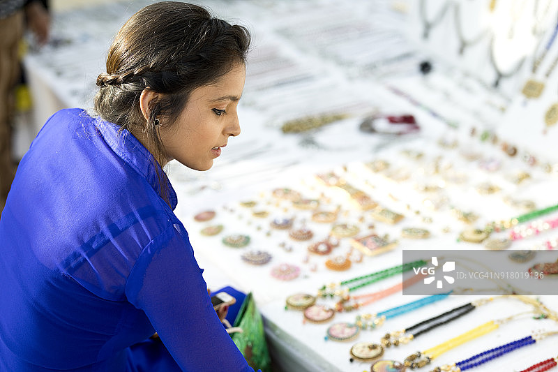女人购买珠宝图片素材