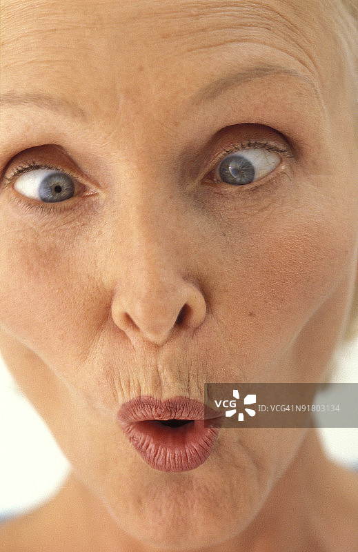 女人做滑稽的鬼脸图片素材