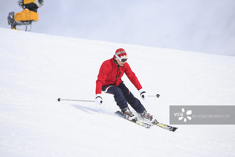 业余滑雪：老年男子在阳光明媚的滑雪胜地滑雪图片素材