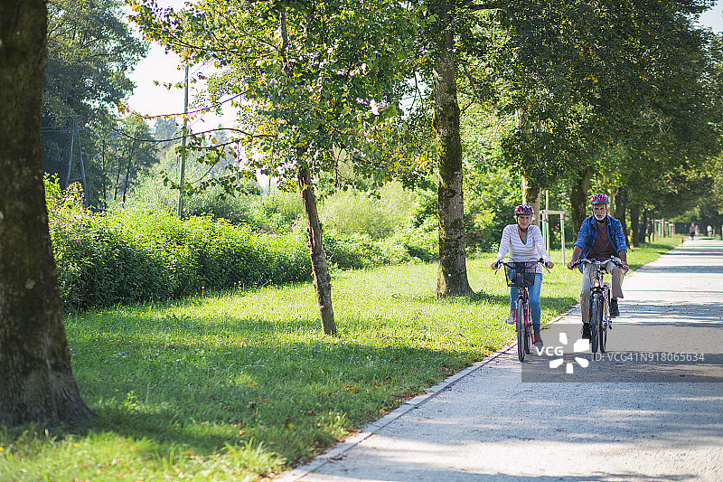 年长夫妇骑自行车图片素材