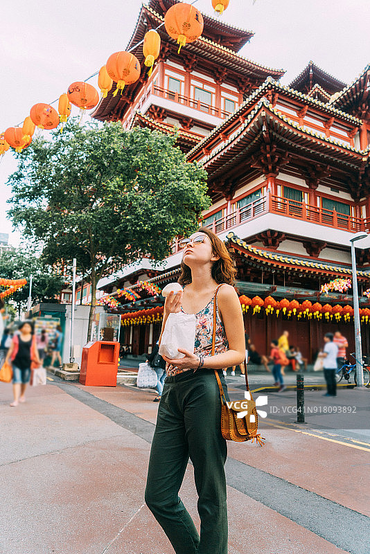 在新加坡唐人街吃包子的女人图片素材