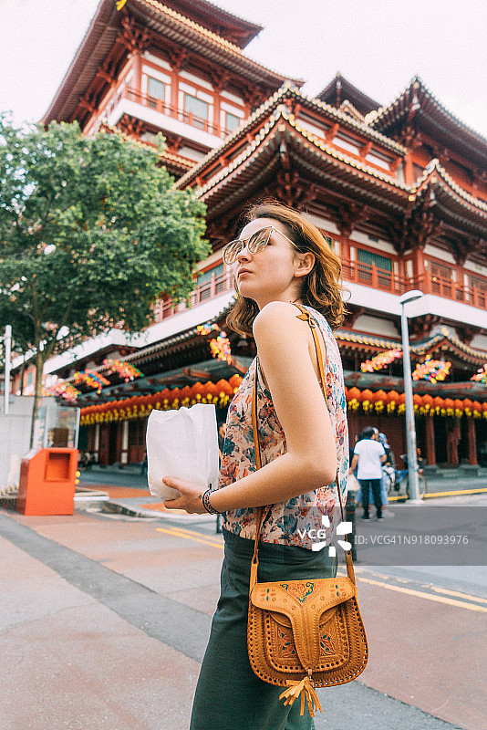 在新加坡唐人街吃包子的女人图片素材