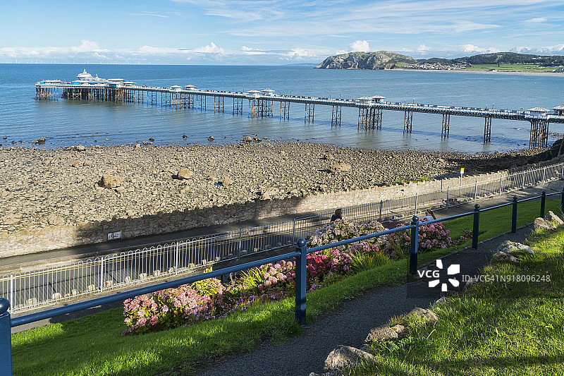 兰迪德诺码头，向北眺望小奥姆，海滨，英国北威尔士图片素材