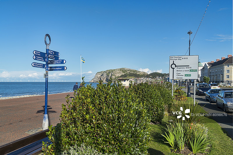 兰迪德诺海滨花园，向北望小奥姆，海滨，海滩，北威尔士，英国图片素材