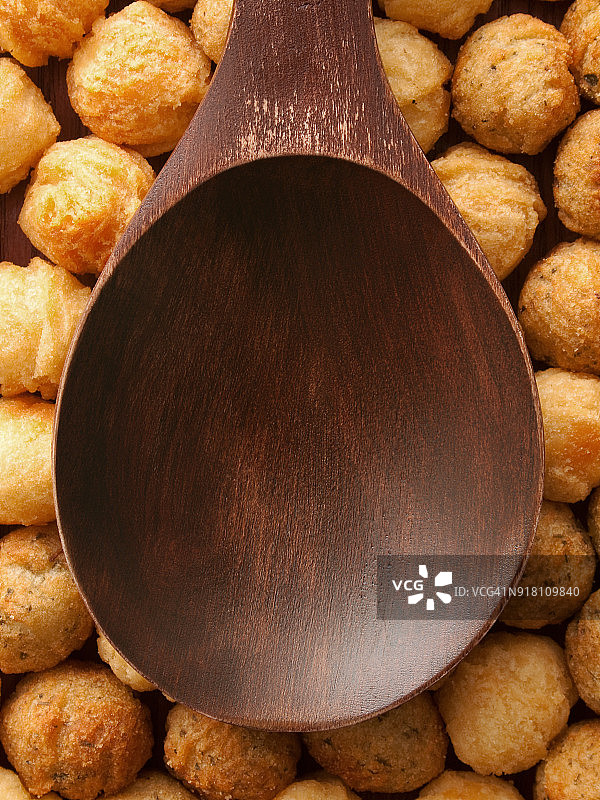 炸马铃薯丸上的空白木勺图片素材