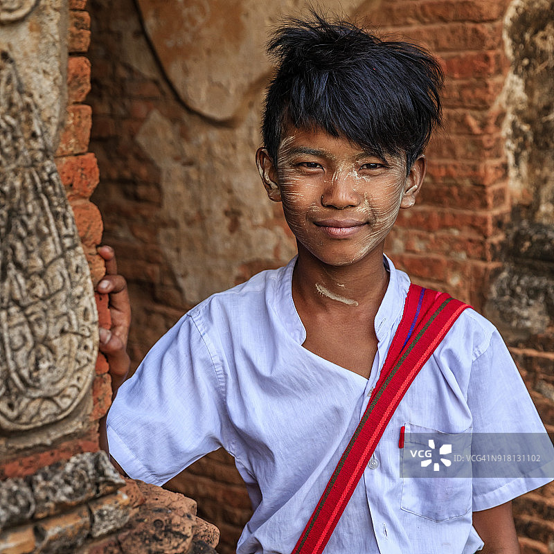 站在寺庙里的缅甸蒲甘小学生图片素材