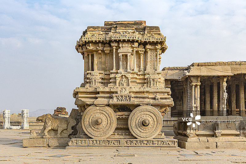 印度卡纳塔克邦亨比的伽楼罗石制战车图片素材
