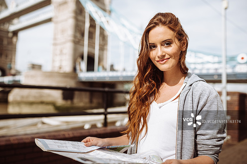 在伦敦塔桥的游客女人图片素材