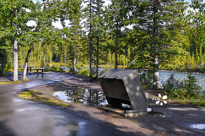 加拿大落基山脉野餐地点附近的防熊垃圾箱图片素材