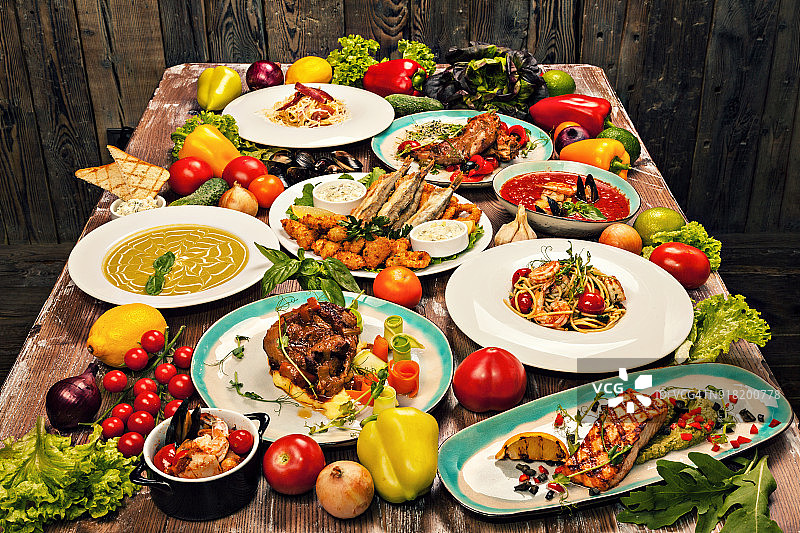 地中海美食、蔬菜和香草木桌拼盘图片素材